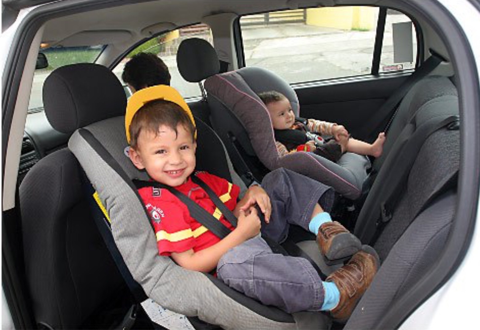 Quando posso colocar o meu filho a viajar na cadeirinha voltado para a frente?