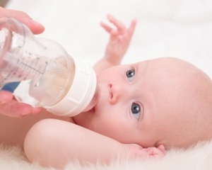 Até que idade se deve esterilizar os biberões e chupetas?