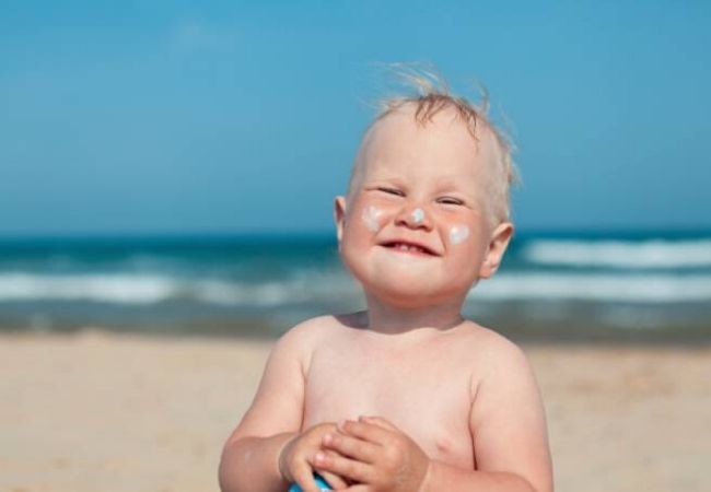 Os bebés precisam de usar protector solar?