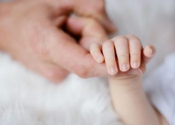 Os bebés precisam de cortar as unhas?