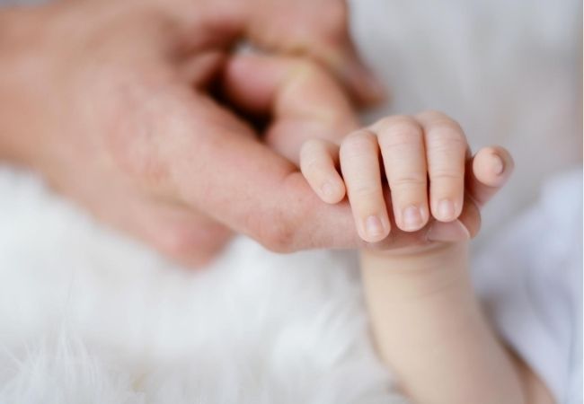 Os bebés precisam de cortar as unhas?