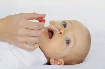 É preferível usar soro fisiológico ou água do mar para limpar o nariz dos bebés?