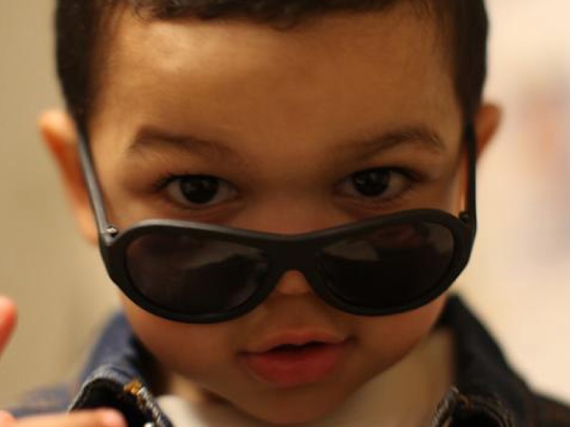 O meu filho não gosta de óculos de Sol – como posso convencê-lo?