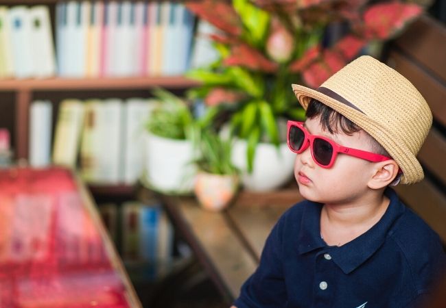 O meu filho não gosta de óculos de Sol – como posso convencê-lo?