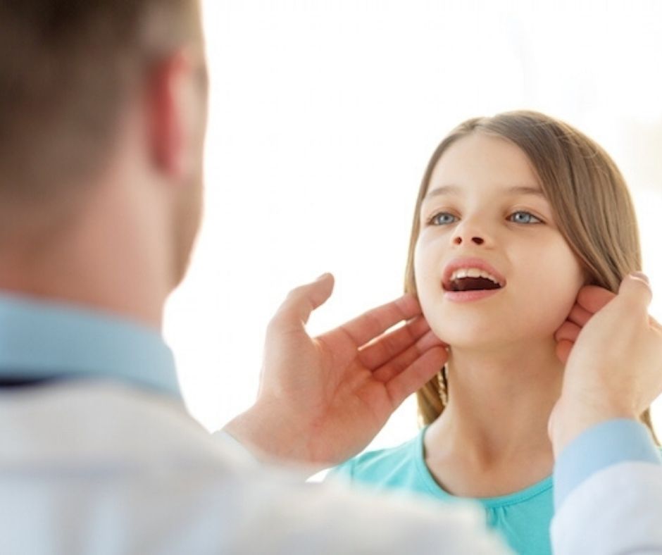 O meu filho tem uns “carocinhos” no pescoço – é normal?