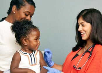 Deve-se administrar medicação para a febre antes das vacinas?