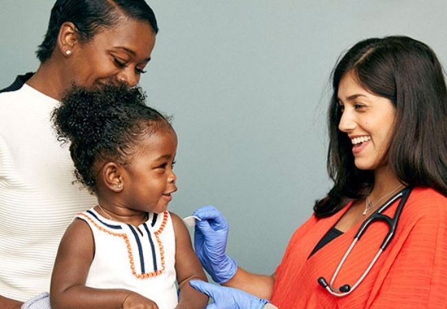 Deve-se administrar medicação para a febre antes das vacinas?