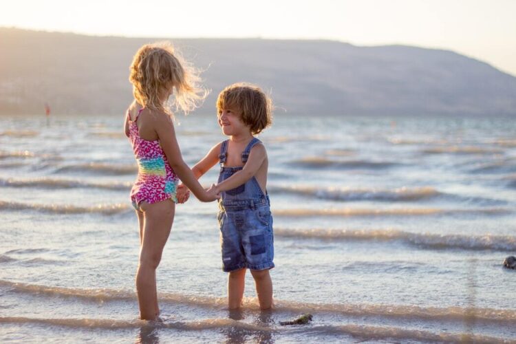 Sol e piscina: Conheça os amigos e os inimigos da pele atópica dos mais novos no verão