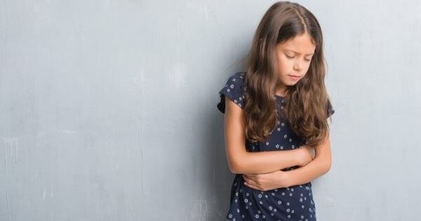 O meu filho queixa-se de dor de barriga: o que posso fazer?