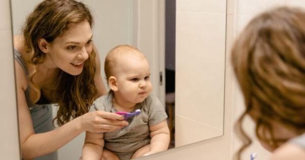 O que acontece aos bebés quando surgem os dentes?