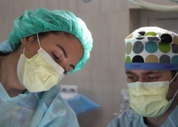 Cirurgia minimamente invasiva para o quisto sacrococcígeo