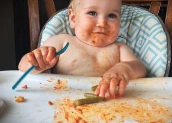 As crianças devem comer com as mãos?