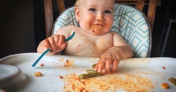 As crianças devem comer com as mãos?