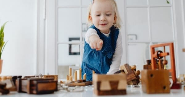 O meu filho tem 18 meses e diz poucas palavras – será normal?