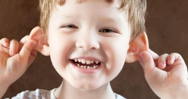 O meu filho tem as orelhas aladas (afastadas da cabeça): o que posso fazer?