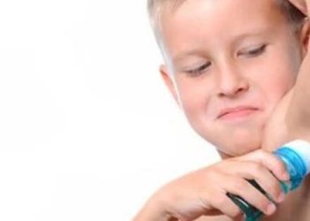 O suor do meu filho começa a ter um cheiro intenso – o que posso fazer?