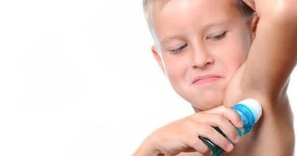 O suor do meu filho começa a ter um cheiro intenso – o que posso fazer?