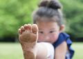O meu filho gosta de andar descalço – devo deixar?