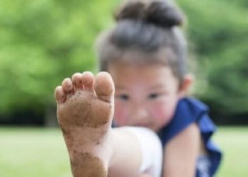 O meu filho gosta de andar descalço – devo deixar?