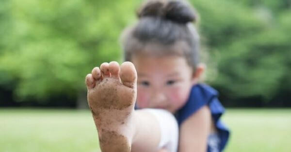 O meu filho gosta de andar descalço – devo deixar?