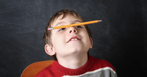 A professora do meu filho diz que ele é muito distraído – será um problema?