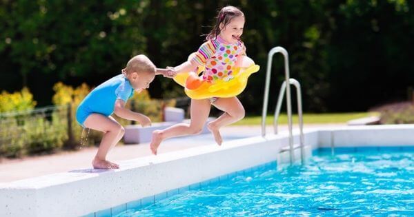 Depois de comer o meu filho quer ir logo para a água: posso deixar?