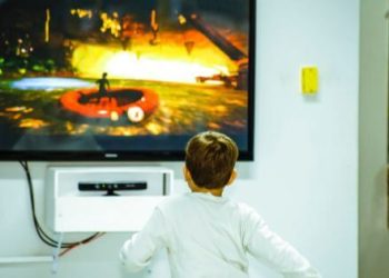 O meu filho gosta de ver televisão muito perto – é um problema?