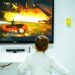 O meu filho gosta de ver televisão muito perto – é um problema?