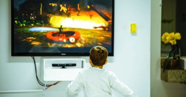 O meu filho gosta de ver televisão muito perto – é um problema?