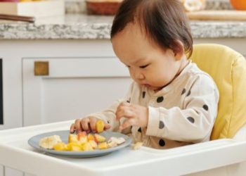 Quais são os sinais de prontidão alimentar dos bebés?