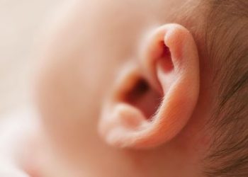 Qual é o risco de molhar os ouvidos dos bebés?