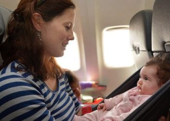 Vou viajar de avião com o meu filho – que cuidados devo ter?