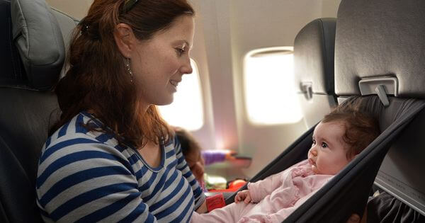 Vou viajar de avião com o meu filho – que cuidados devo ter?