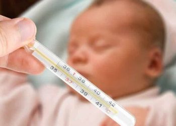 A febre do meu filho está sempre a subir e desce – é normal?