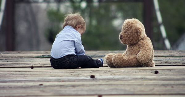 O meu filho gosta de falar sozinho – é normal?