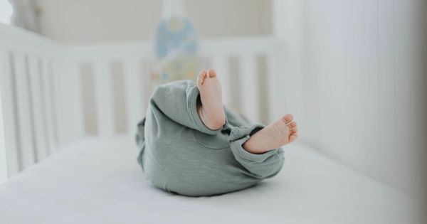 Os bebés devem dormir no berço ou na alcofa?