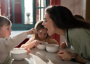 A partir de que idade é que as crianças podem comer a comida dos pais?