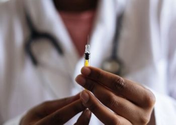 As vacinas podem provocar a doença que previnem?
