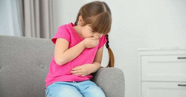 O meu filho está com vómitos – quando e como o posso medicar?