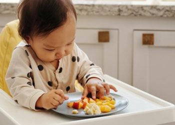 Tenho medo que o meu filho se engasgue – posso dar os sólidos mais tarde?