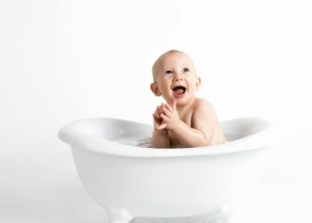 O banho do bebé – haverá assim tantas certezas?