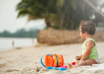 O meu filho comeu areia na praia – e agora?