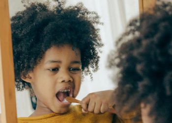 A partir de que idade é que as crianças devem escovar os dentes sozinhas?