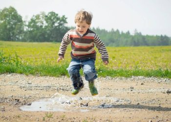 Com que frequência é que as crianças devem tomar um desparasitante?