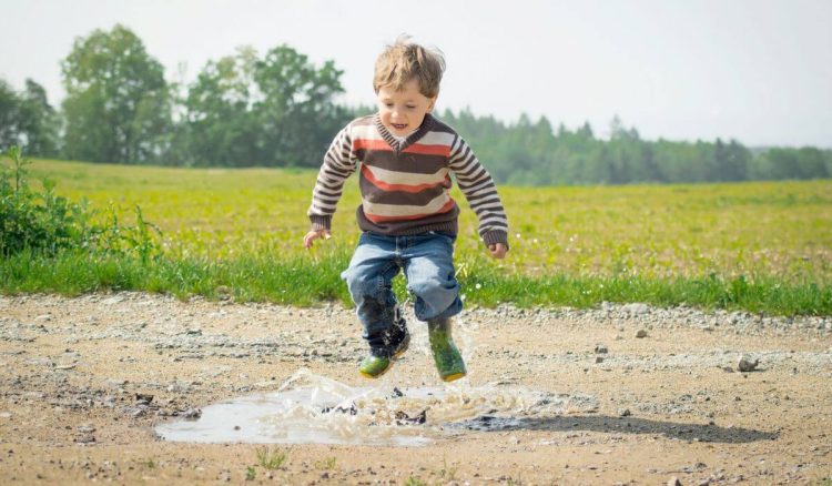 Com que frequência é que as crianças devem tomar um desparasitante?