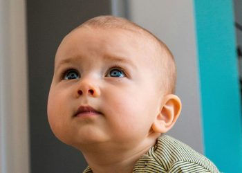O meu filh@ tem dor no ouvido – devo dar paracetamol ou ibuprofeno?