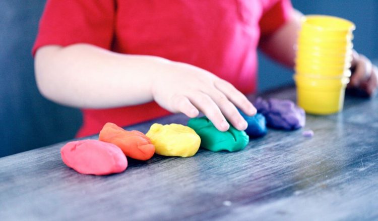 Quantas ordens dá um adulto por hora a uma criança?