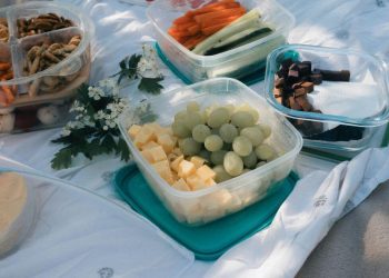 É preferível usar recipientes de vidro ou plástico para a comida dos bebés e crianças?