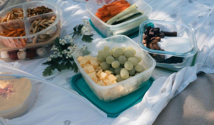 É preferível usar recipientes de vidro ou plástico para a comida dos bebés e crianças?