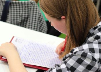 As crianças com sarna podem ir à escola?